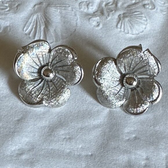 VTG Lisner Earrings 1" "Clips Blooming Flowers Rhodium Plated Signed MCM Texture - Picture 1 of 7